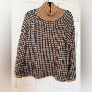 Loose fit textured turtleneck sweater: blue and tan.